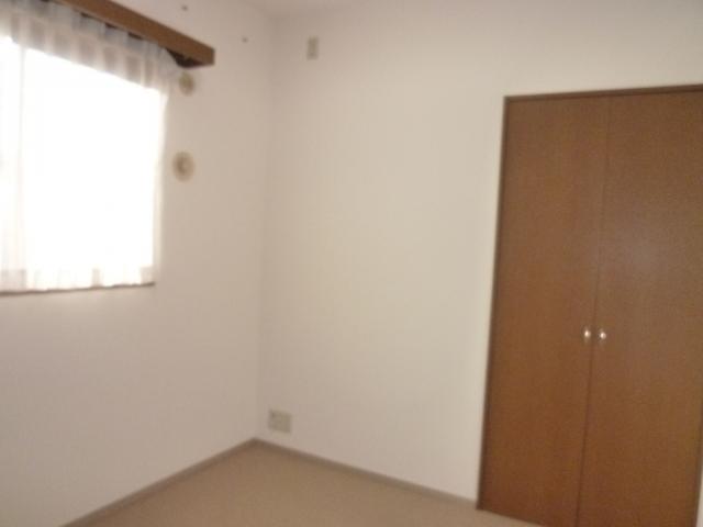 Non-living room. 5 Pledge closet