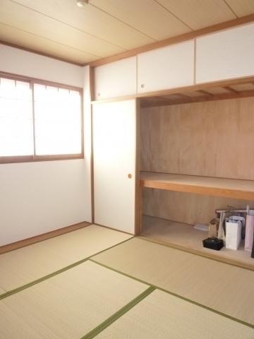 Non-living room. Because we are facing the balcony, Yang per good