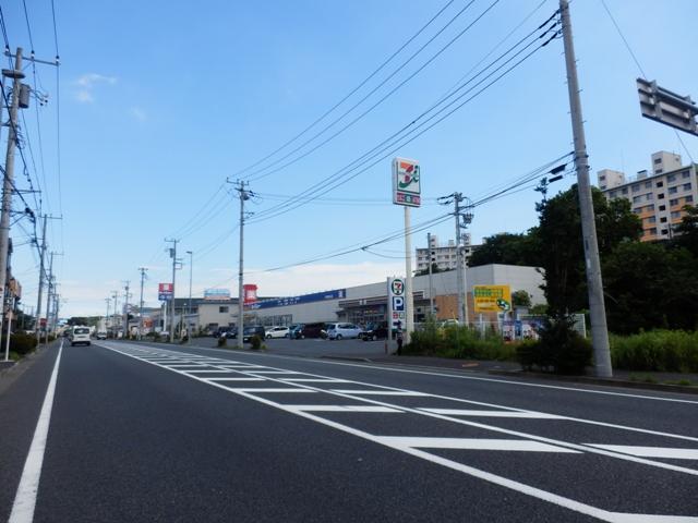Convenience store. seven Eleven Along the ring road is a convenient shopping.