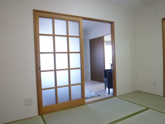 Living and room. It leads to the sunny Western-style ☆