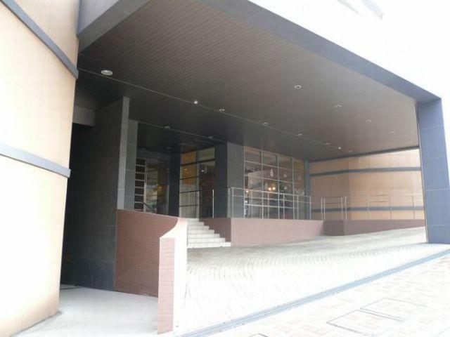 Local appearance photo. Local (10 May 2013) Shooting ・ A covered driveway entrance, It is thankfully such as a rainy day.