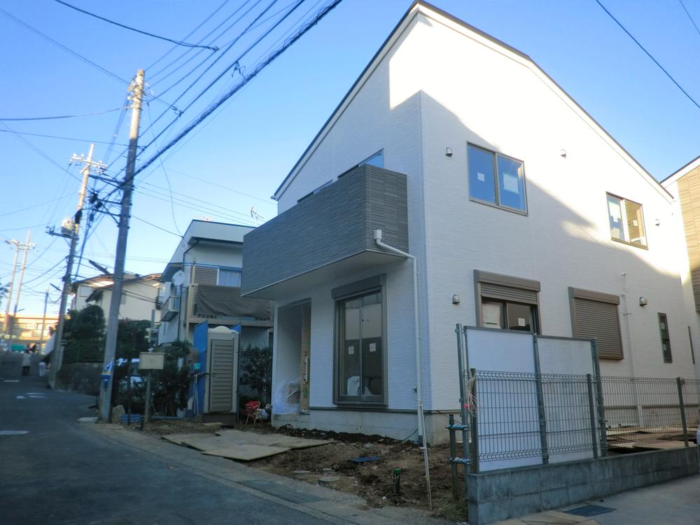 Local photos, including front road.  [Local Photos] Nestled in a quiet residential area of ​​Totsuka. November shooting
