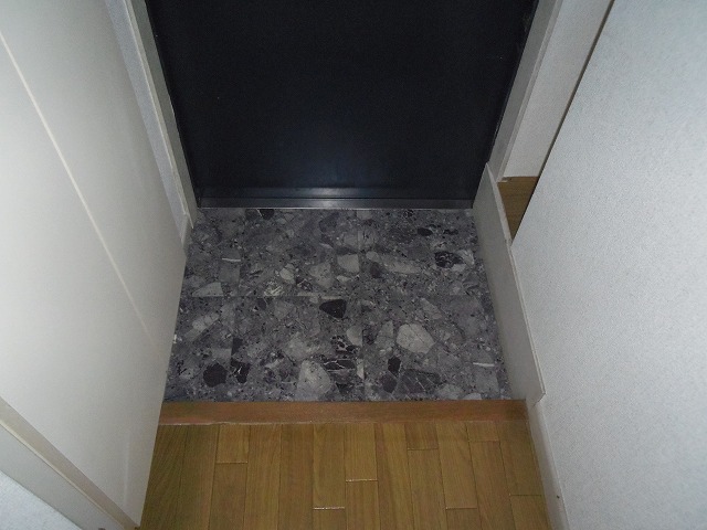 Entrance. Storage rich and the room also clean (* ^^) v