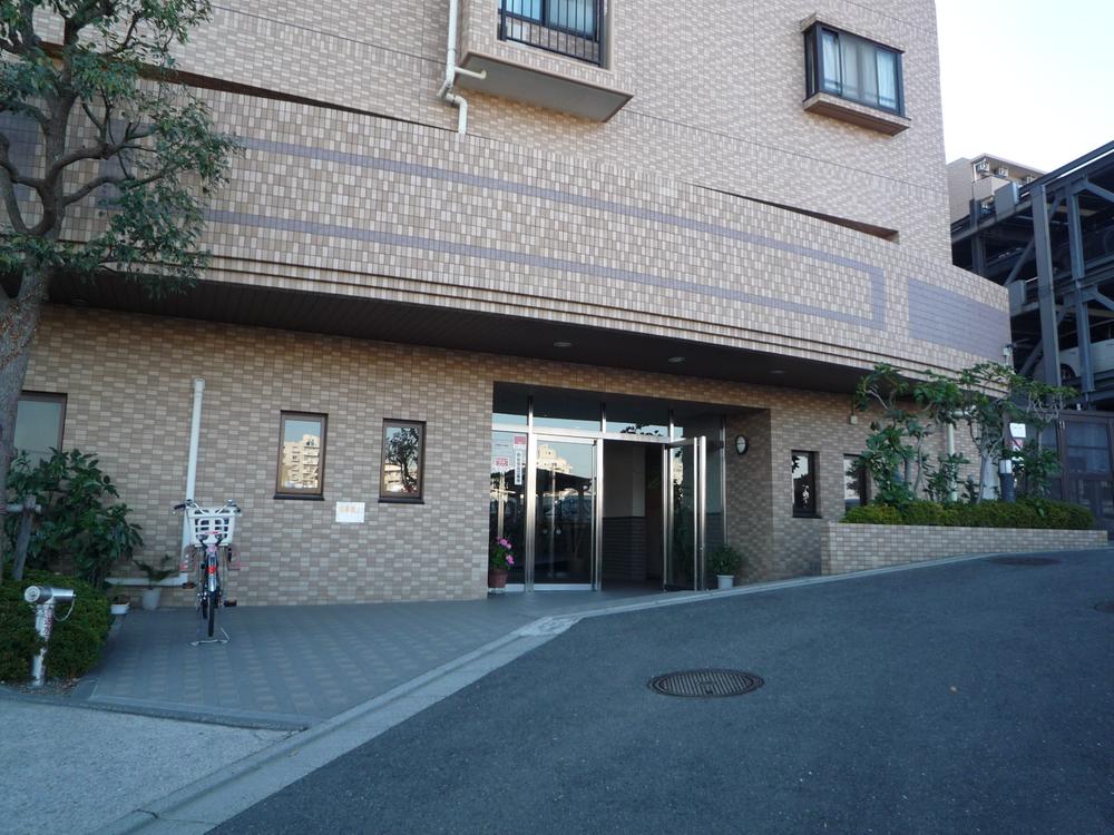 Entrance. Mansion Entrance (2013 December shooting)