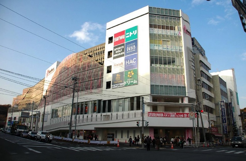 Shopping centre. Sakurasu Totsuka until the (shopping center) 1380m