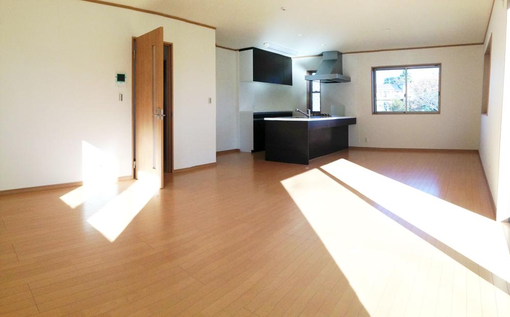 Living. You can put your favorite furniture think leave of the LDK ^^