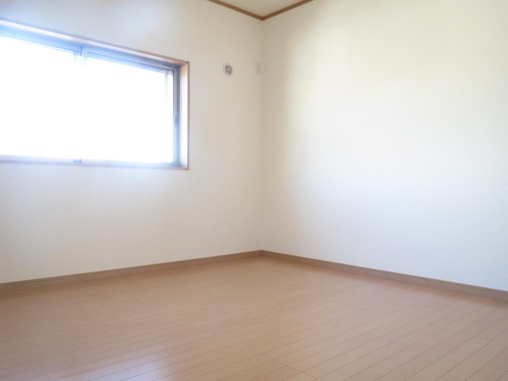 Non-living room. I feel the brightness and pleasant breeze in all room two sides lighting