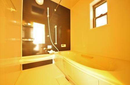 Bathroom. Indoor (July 2013) Shooting, This is a system bus of 1 square meters size with a window. 