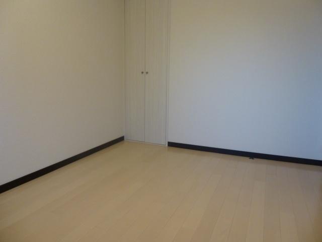 Non-living room. 5.4 Pledge Western-style