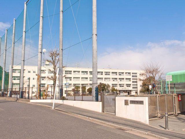 Primary school. 630m to Yokohama-shi Minami Totsuka Elementary School