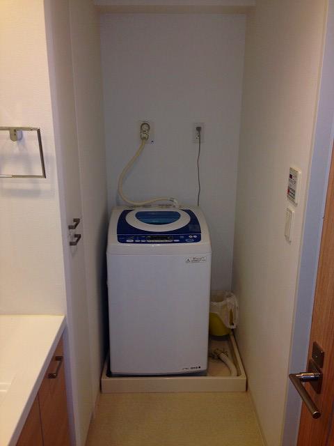 Wash basin, toilet. Indoor (12 May 2013) Shooting