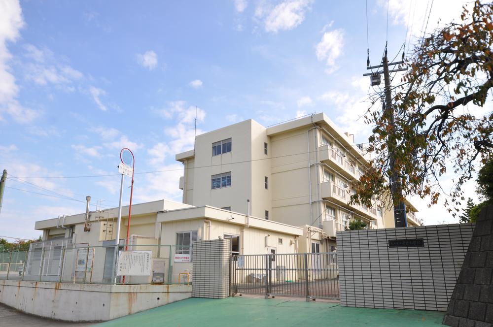 Primary school. There is a primary school in the municipal Hirado 400m walk 5 minutes the location of up to elementary school. Because it is in a green and location, School spirit is a charm that was spontaneous. 