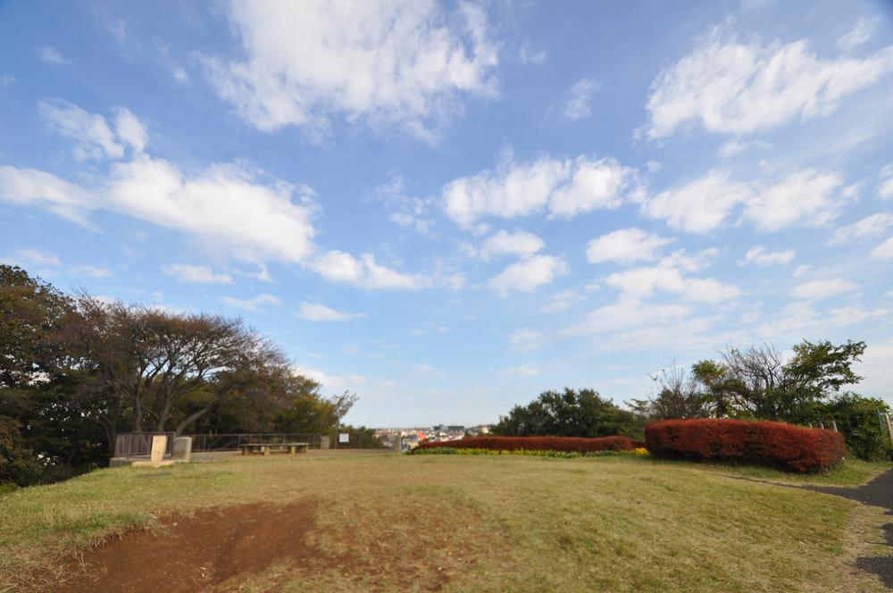 park. Adjacent to the 560m elementary school to Miharashi Park, There is a leafy park. Good view, Perfect for a walk because it blows good feeling wind. 