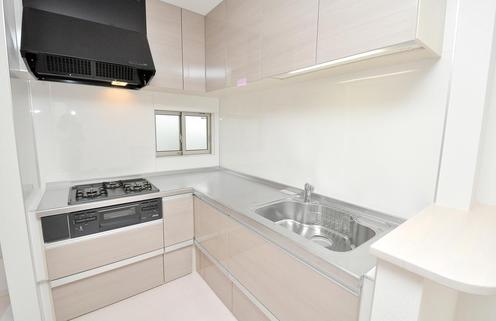 Other Equipment. I placed an L-shaped kitchen. Since the depth is out, Room is born in the area of ​​the thing. 