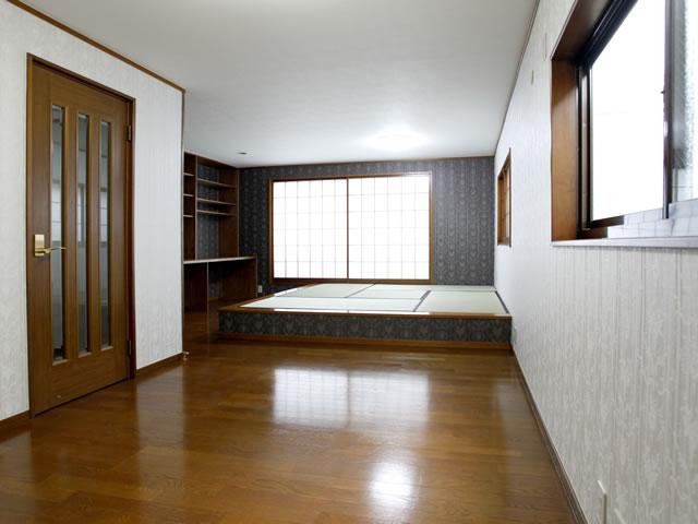 Living. There is space tatami (re-covered already H24.4)