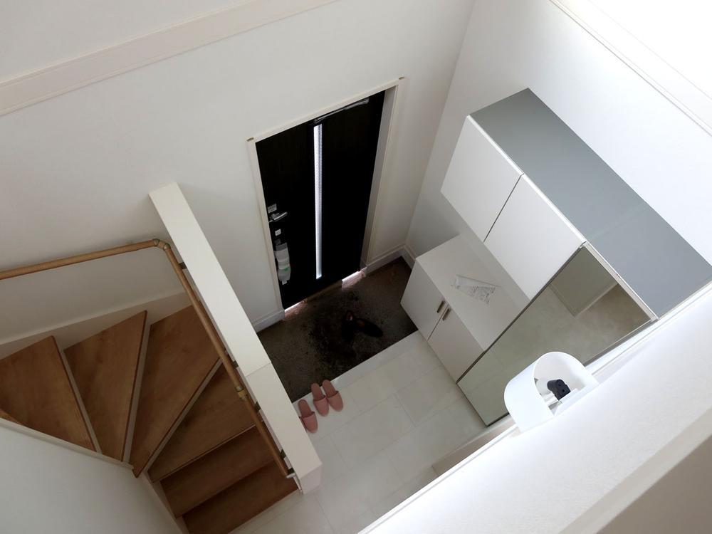 Entrance. Entrance hall with a sense of openness in the atrium