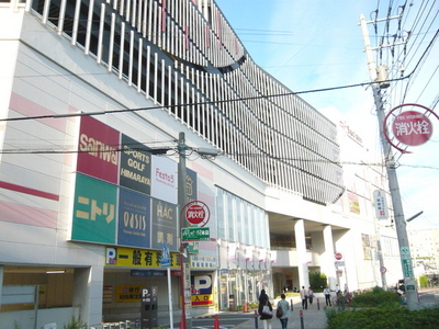 Shopping centre. Sakurasu Totsuka until the (shopping center) 702m