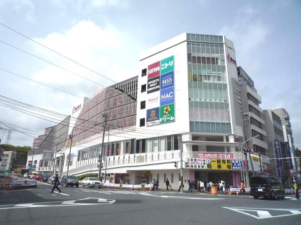 Shopping centre. Until Sakurasu 1500m