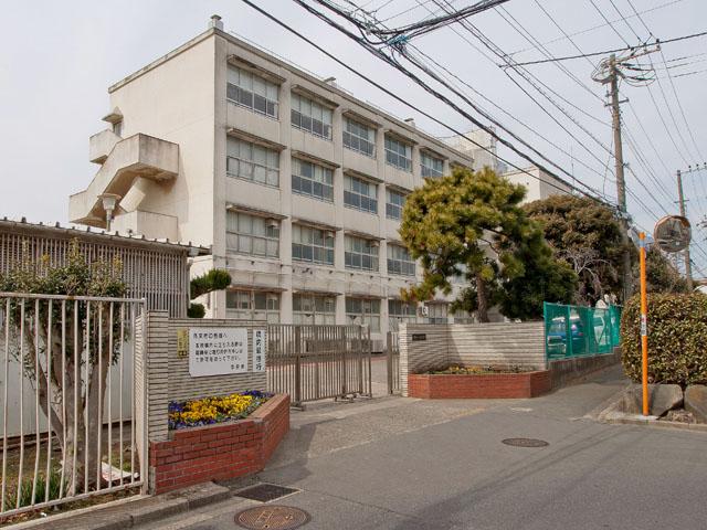 Junior high school. Yokohamashiritsudai 790m Yokohamashiritsudai positive junior high school to the positive middle school Distance 790m