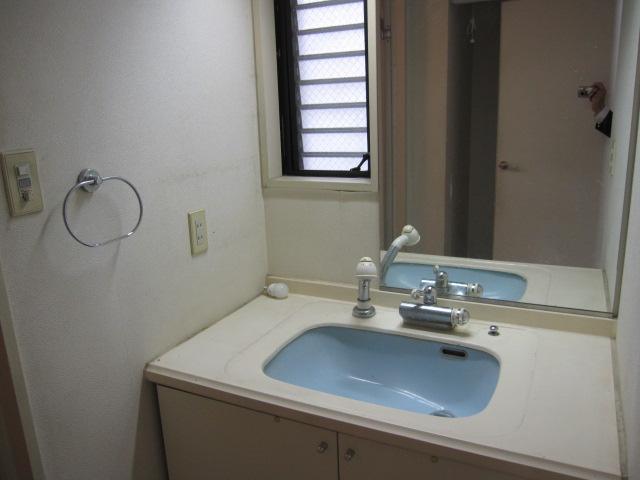 Wash basin, toilet. Indoor (11 May 2013) Shooting