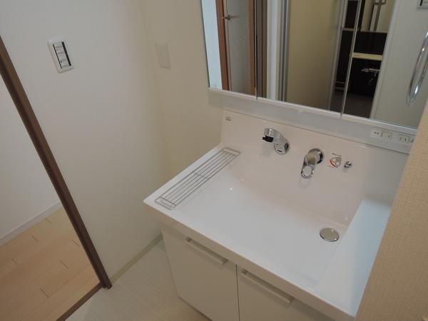 Wash basin, toilet. Interior