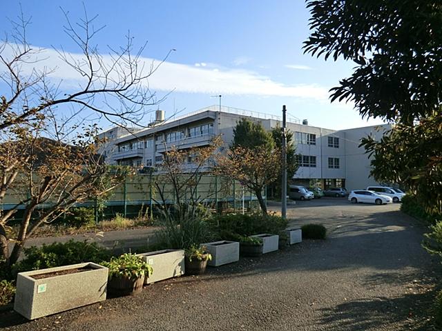 Junior high school. It is a safe distance to 550m commute to Yokohama Municipal Fukaya Junior High School! 