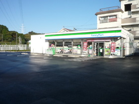 Convenience store. 600m to Family Mart (convenience store)