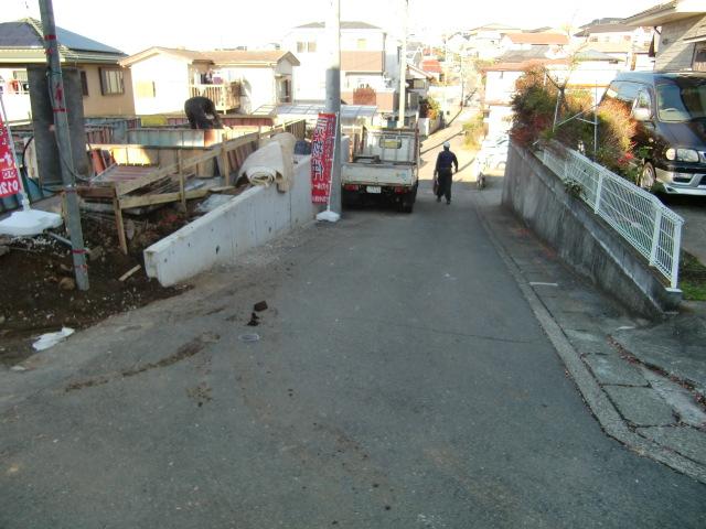 Local photos, including front road. Since the residential area, It does not also become a road, such as pass through. 
