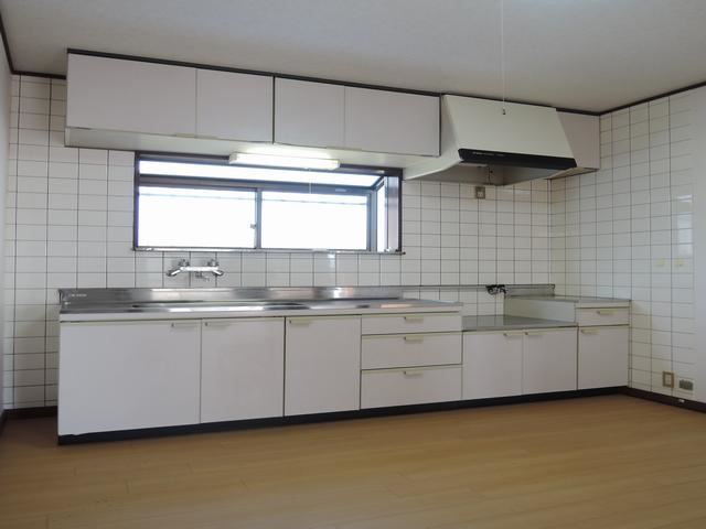 Kitchen. Spacious kitchen! 