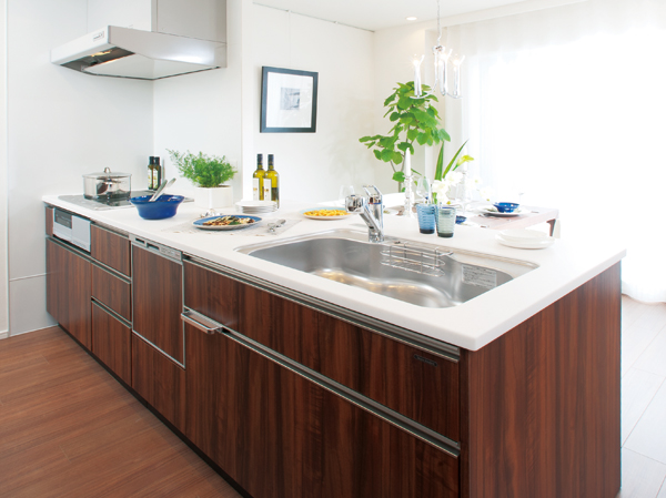 Kitchen.  [Face-to-face counter kitchen] Adopt a "face-to-face counter kitchen" that can be living with family fun and socializing while cooking. On top of the sink, Not dare storage is provided, living ・ We have to cherish the sense of unity with the dining.
