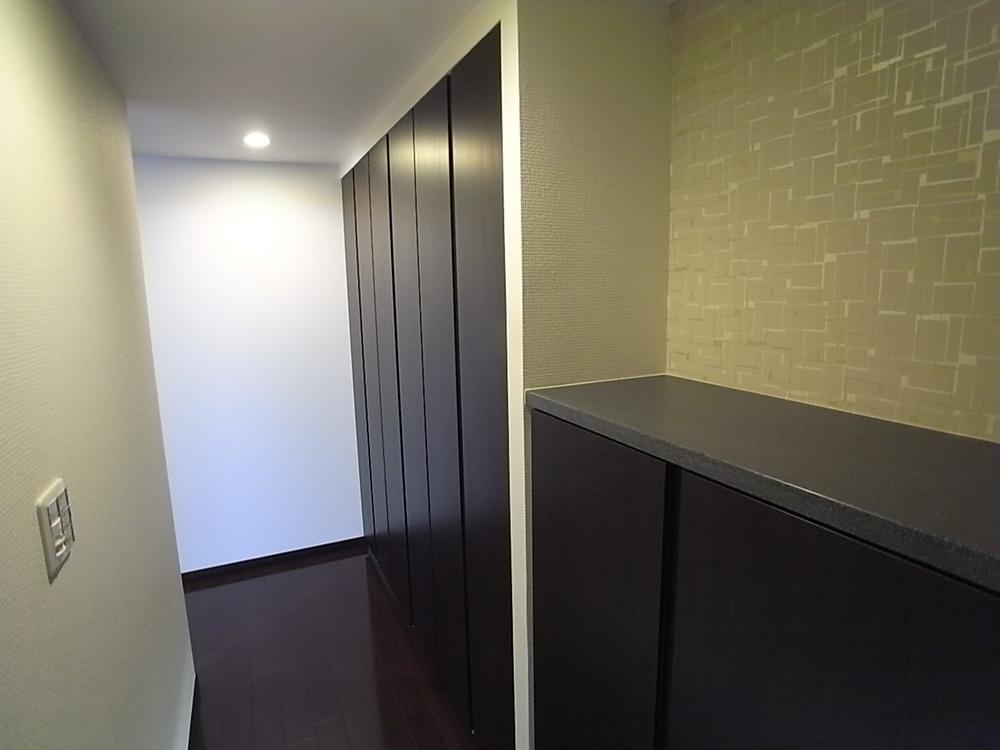 Entrance. It is housed rich entrance.