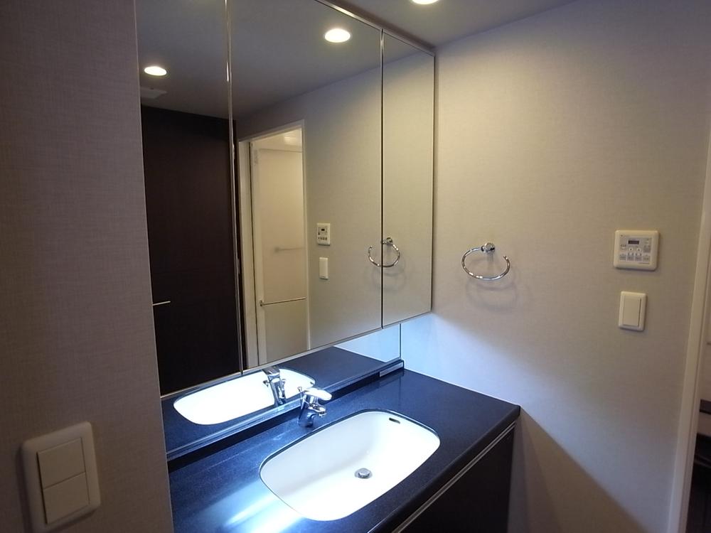 Wash basin, toilet. Indoor (10 May 2013) Shooting