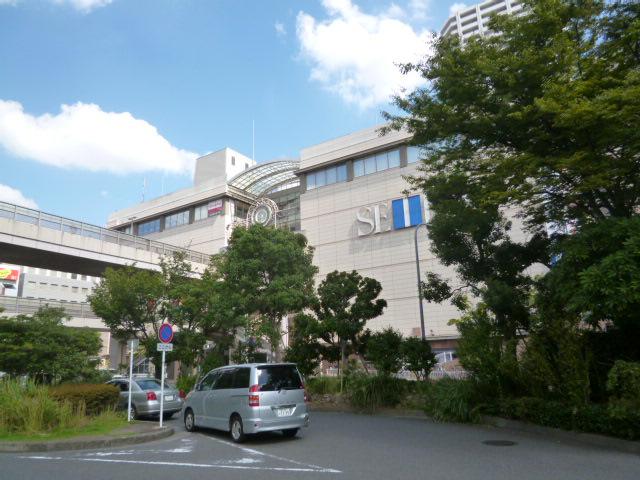 Shopping centre. Aurora Mall (Seibu Department Store and Daiei) is directly connected to the apartment, It is convenient to shopping.