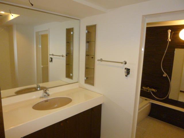 Wash basin, toilet. Indoor (11 May 2013) Shooting