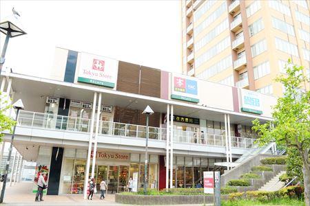 Shopping centre. Until Morella Higashi-Totsuka 1296m