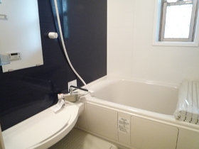 Bath. Bathroom with a window ・ Reheating hot water supply ・ Bathroom Dryer