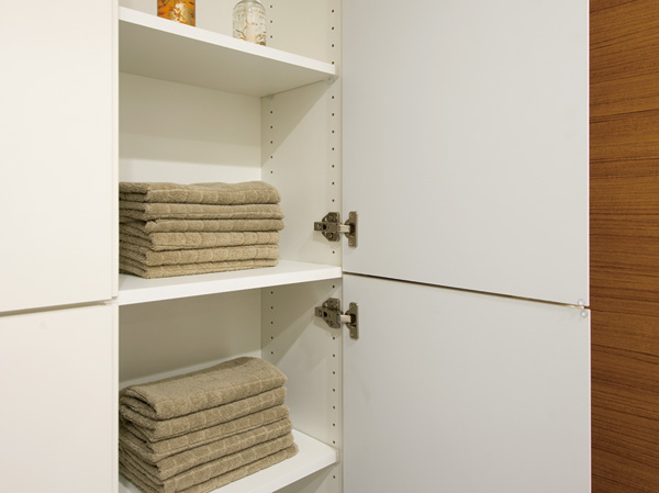 Bathing-wash room.  [Linen cabinet] It can be stored in the linen such as bath towels and towels, It is a convenient storage space that can be taken out as soon as when you want to use.
