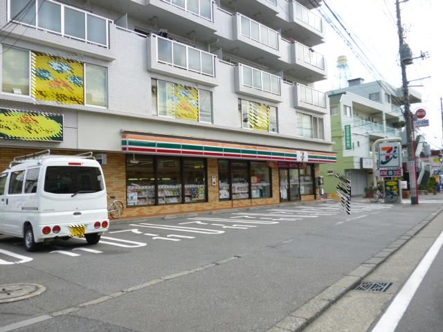 Convenience store. 800m to Seven-Eleven (convenience store)