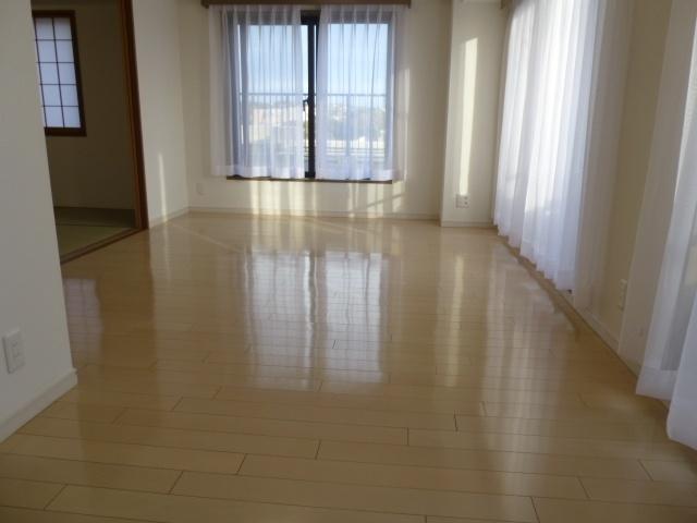 Living. South-facing living-dining