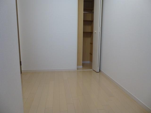 Non-living room. 4.3 Pledge Western-style