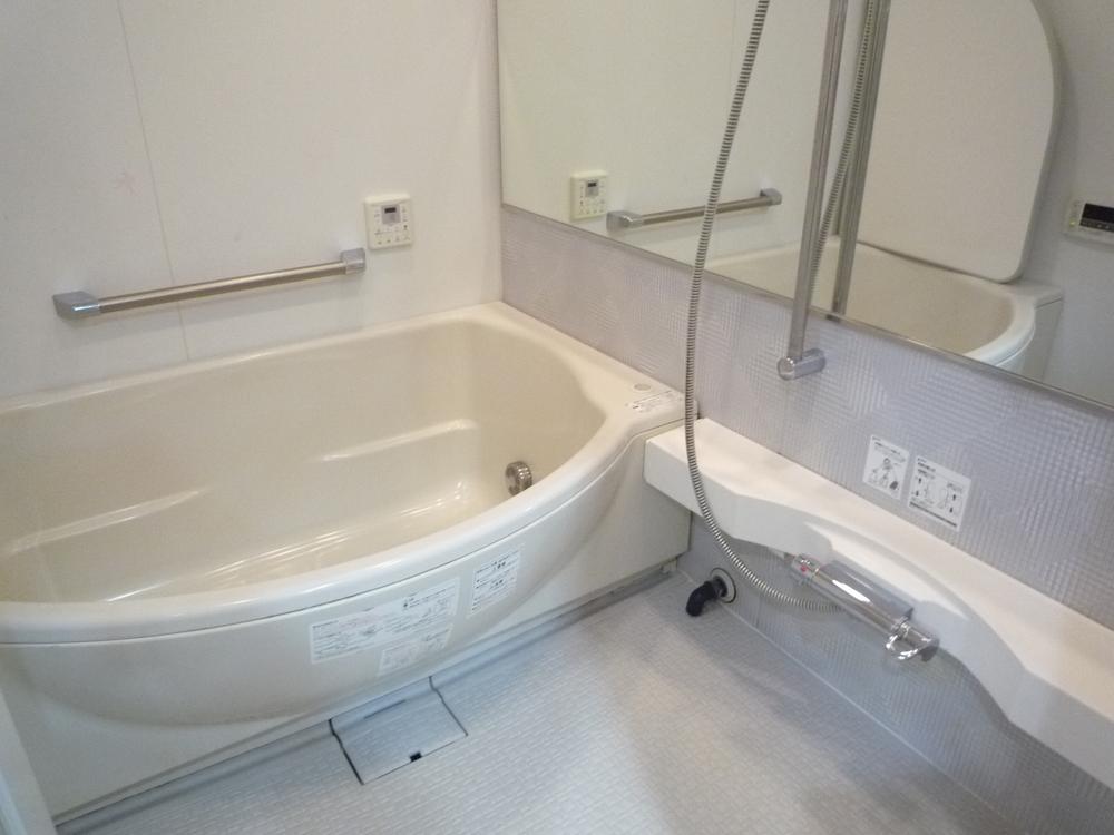 Bathroom. Low floor type ・ Use a wide mirror easy bathroom (2013 October shooting)