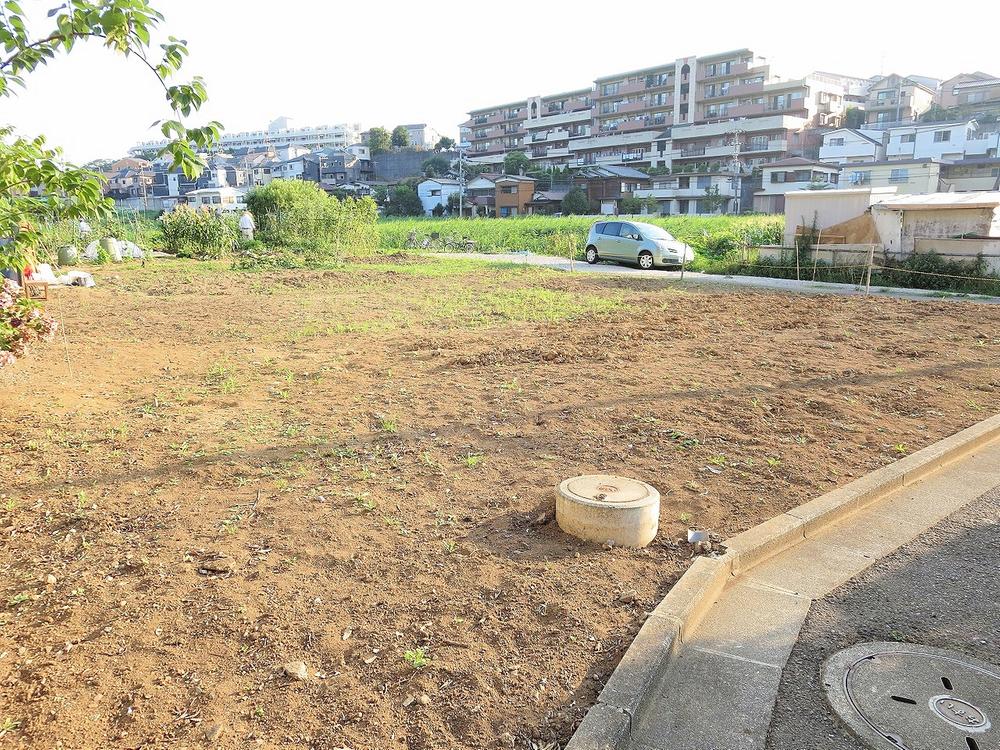 Local appearance photo. Roads and location with no height difference is it is easy to attractive life! (October 2013) Shooting