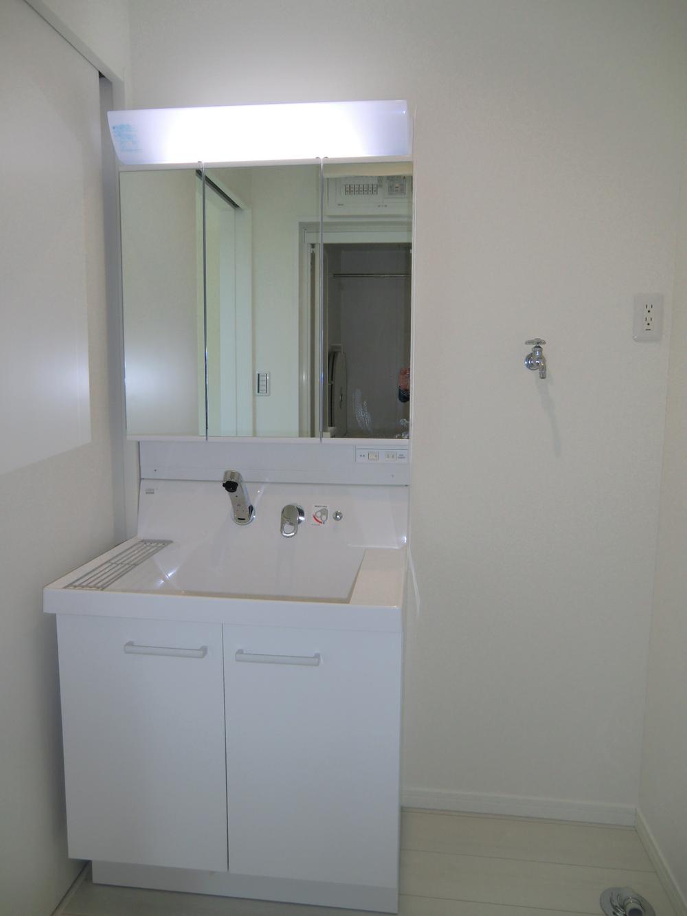 Wash basin, toilet. Indoor (12 May 2013) Shooting