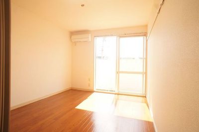 Living and room. Facing south in sunny! 40,000 yen Recommended Properties