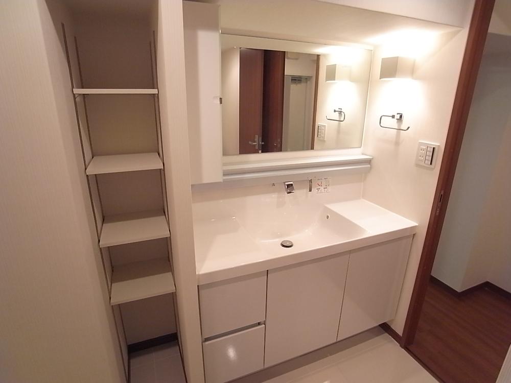 Wash basin, toilet. Very large easy-to-use washroom. Indoor (11 May 2013) Shooting