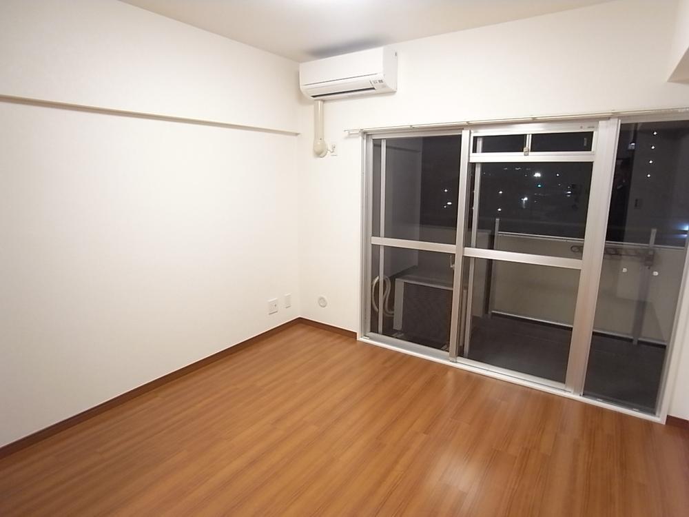 Non-living room. New air conditioning also gives the installation. Indoor (11 May 2013) Shooting