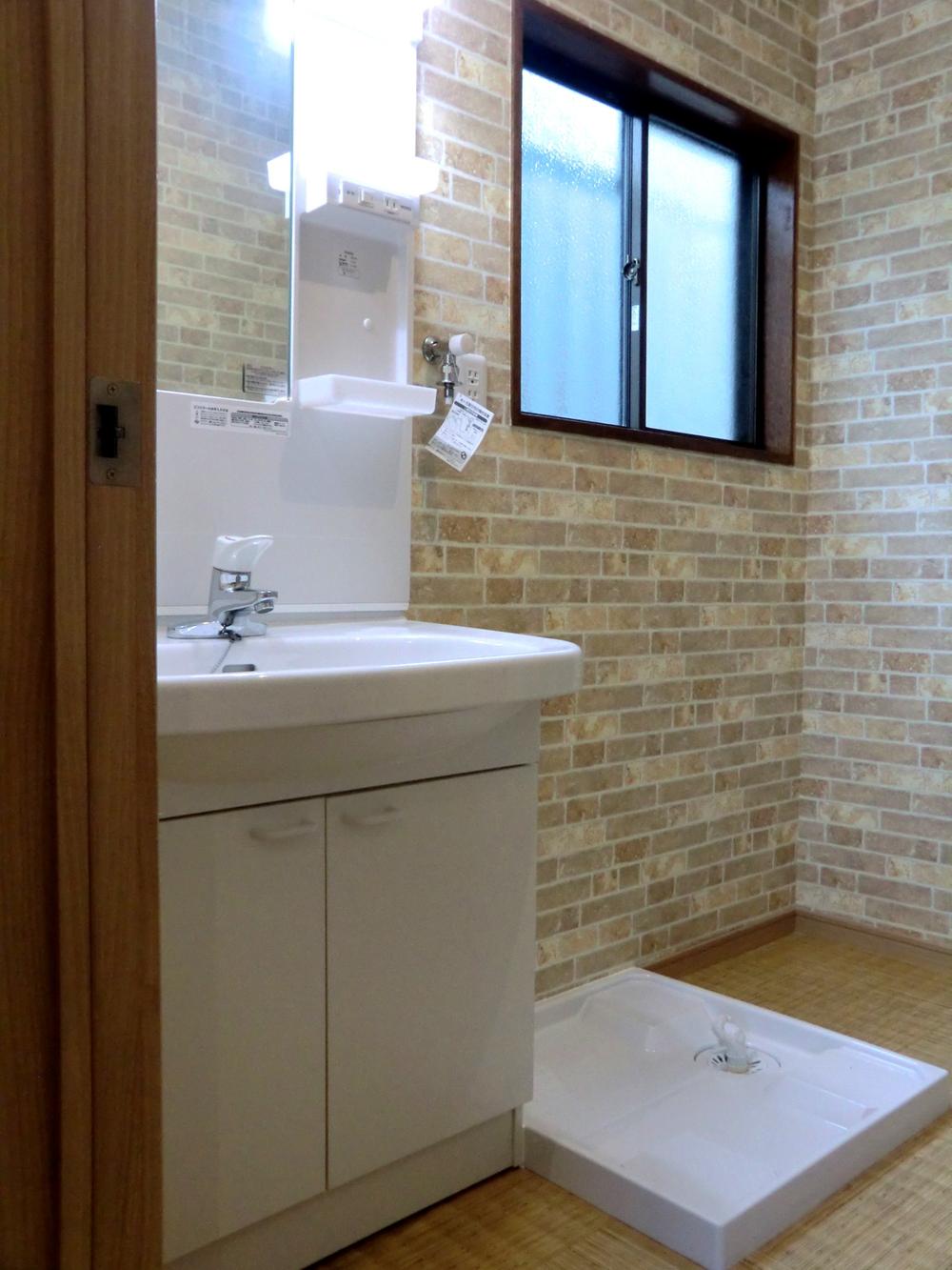 Wash basin, toilet. Indoor (10 May 2013) Shooting