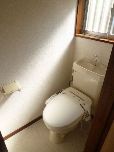 Toilet. It is bright and there is a window ☆