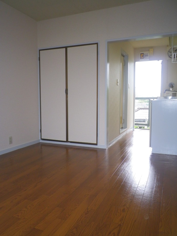 Living and room. Paste Western-style floor tiles