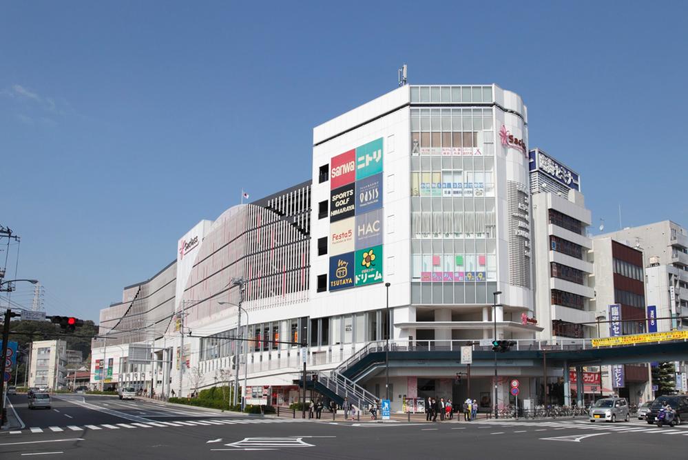 Shopping centre. Sakurasu Totsuka 3-minute walk from 300m Station West to. Contact passage of 3F is connected to the Totsukana. Food supermarkets and TUTAYA, Have all the various tenants and a fitness club